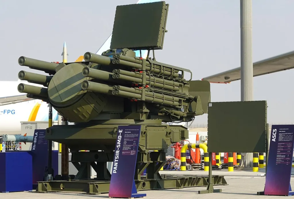 Кадры показывающие работу пульта дистанционного управления нового ЗРК «Панцирь-СМД-Е» на прошедшем авиасалоне Dubai AirShow 2025 в ОАЭ