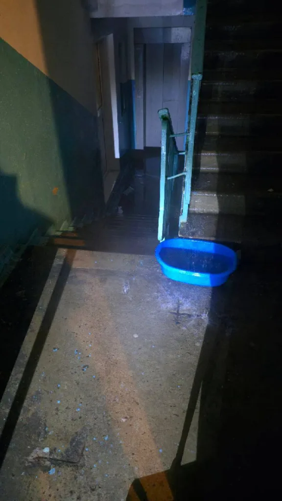 В Киеве в многоэтажках лопаются трубы: вода заливает подъезды, — местные паблики