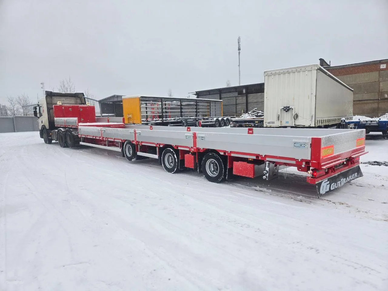 В России дебютировал уникальный бортовой полуприцеп с рекордной грузоподъемностью