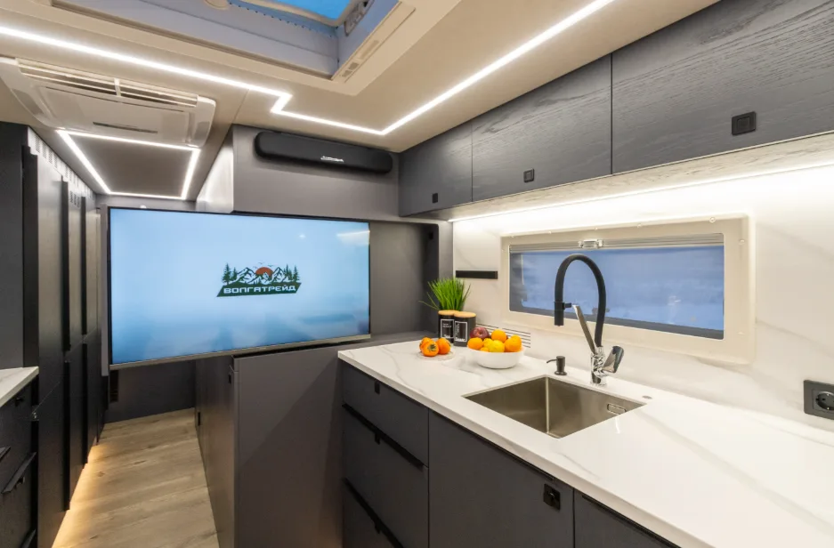 Экспедиционный автодом Mercedes Arocs: роскошь и автономность для семьи на бездорожье