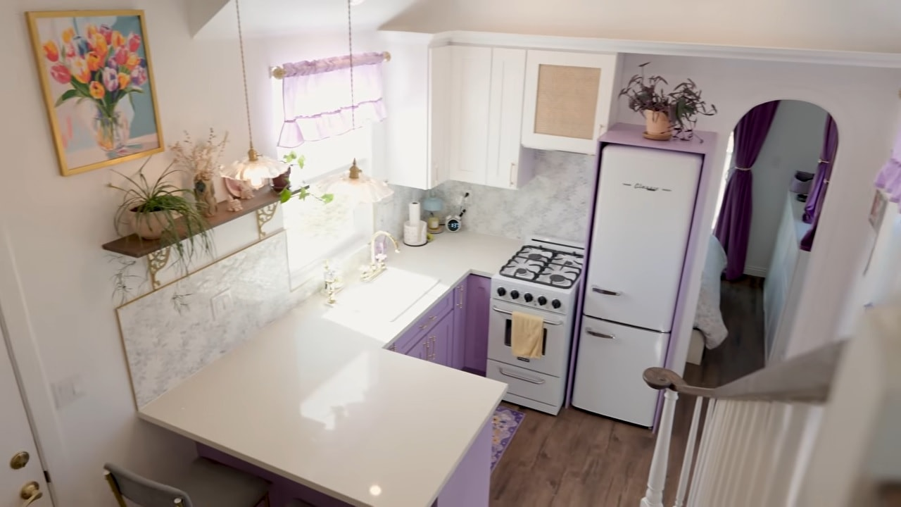 Мини-дом с винтажным интерьером и лестницей стал символом нового тренда в жилье