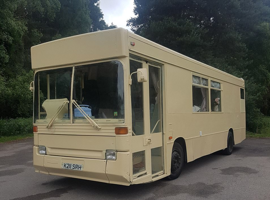 Старый автобус превратили в дом на колесах с камином и тремя спальнями