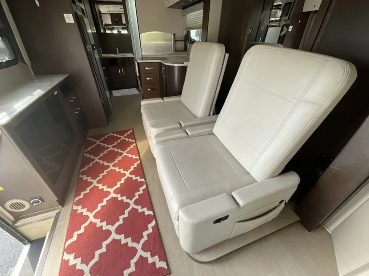 Автодом Leisure Travel Vans Unity U24MB с роскошным оснащением — что скрывает в себе кемпер