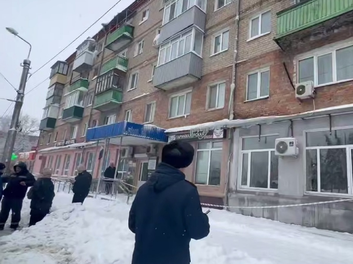 Берегитесь: в Москве и Пензе льдины с крыш стали причиной трагедий для женщин0