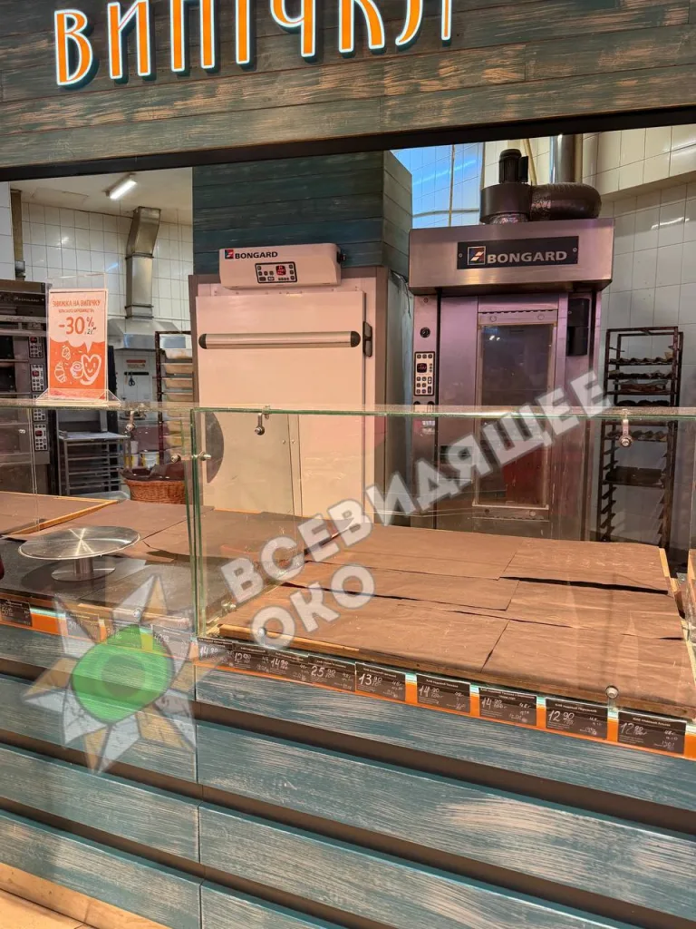 На фоне катастрофической ситуации украинцы массово скупают хлеб и воду