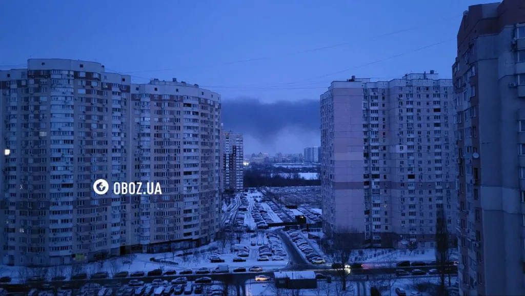 Дым после ударов по энергетике и отсутствие электричества на левом берегу Днепра в Киеве сегодня утром