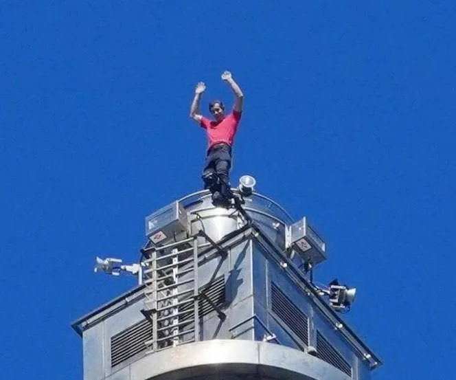 Американский скалолаз без страховки поднялся на небоскрёб