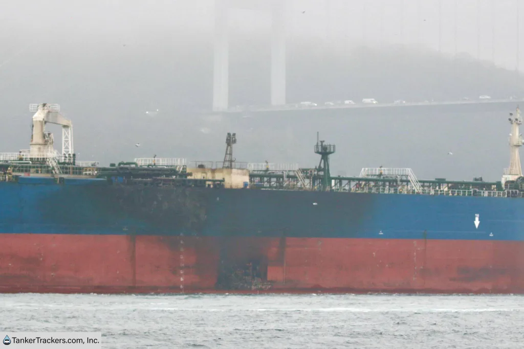 Танкер URSUS MARITIMUS, атакованный украинскими дронами-камикадзе в порту Тамани в ночь с 21 на 22 декабря, был замечен в Стамбуле со следами ударов