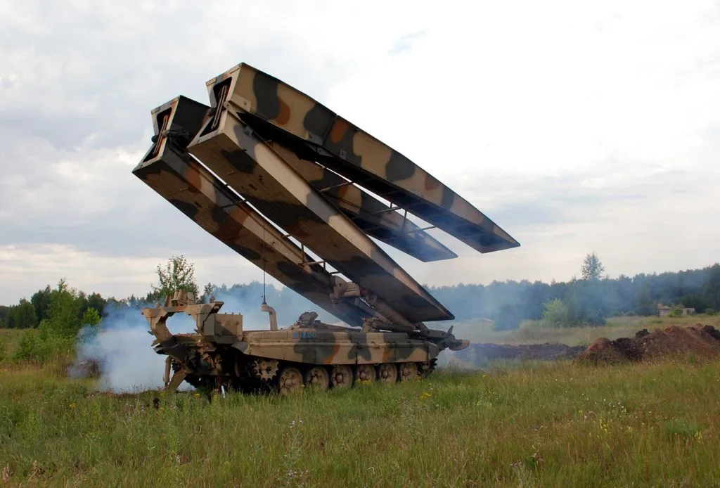 Российский передвижной мост для танков МТУ-90М оптимален для быстрого прорыва и спасательных операций