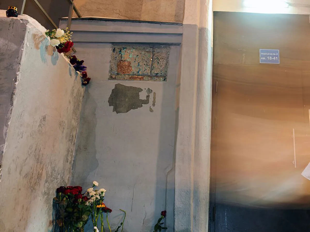 В Москве снова срывают мемориальную доску Политковской: что это значит для свободы слова?0