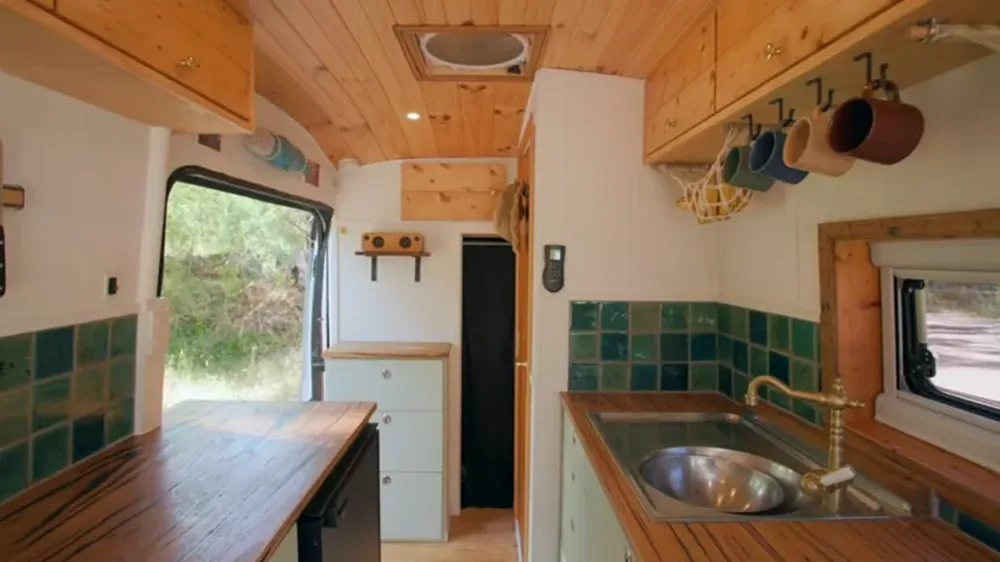 Самодельный кемпер Bean: уютный дом на колесах с просторной планировкой