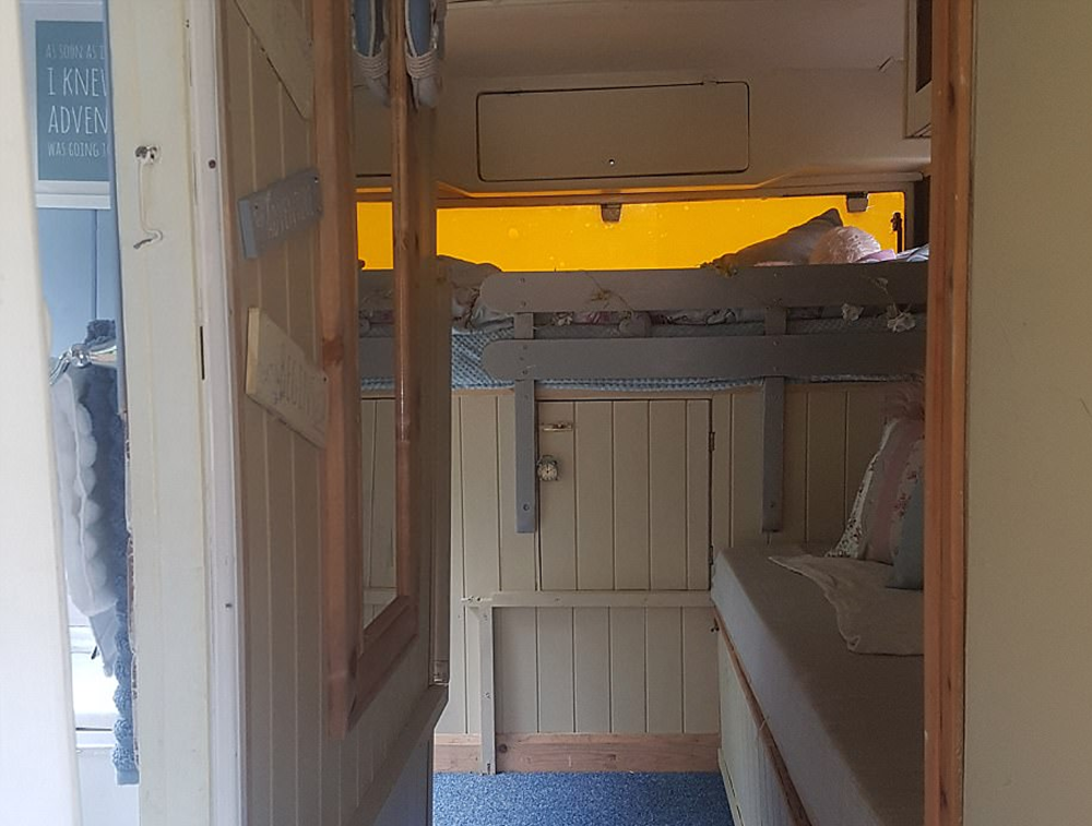 Старый автобус превратили в дом на колесах с камином и тремя спальнями