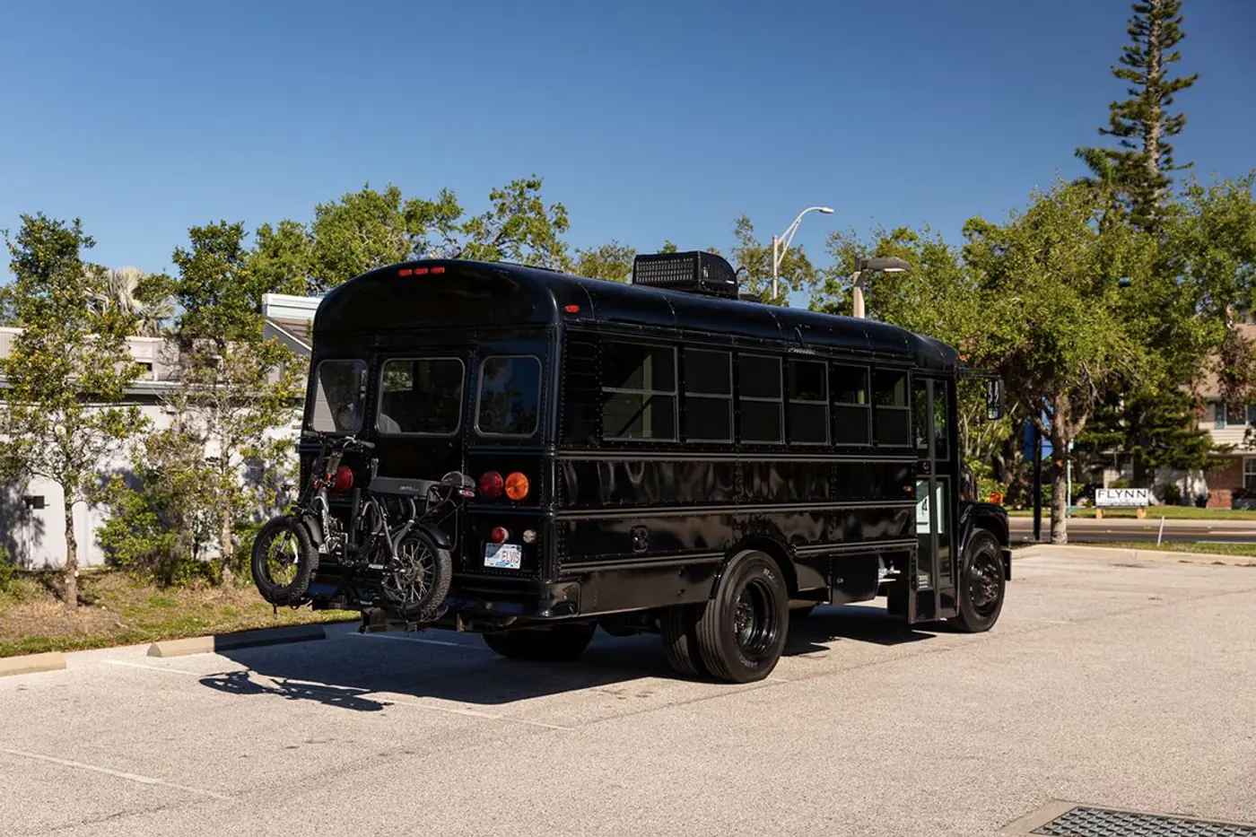 Американский школьный автобус превратили в полноценный дом на колесах