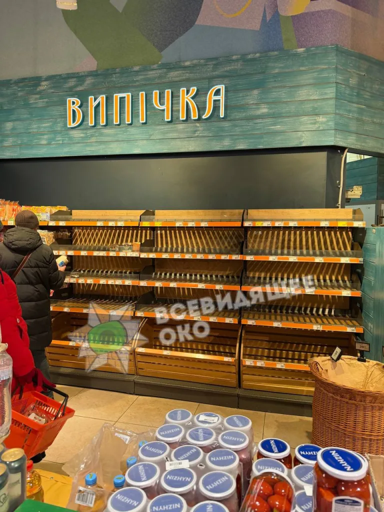 На фоне катастрофической ситуации украинцы массово скупают хлеб и воду
