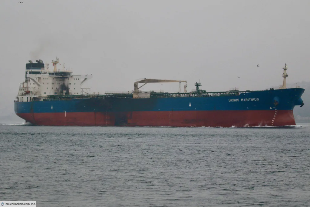 Танкер URSUS MARITIMUS, атакованный украинскими дронами-камикадзе в порту Тамани в ночь с 21 на 22 декабря, был замечен в Стамбуле со следами ударов