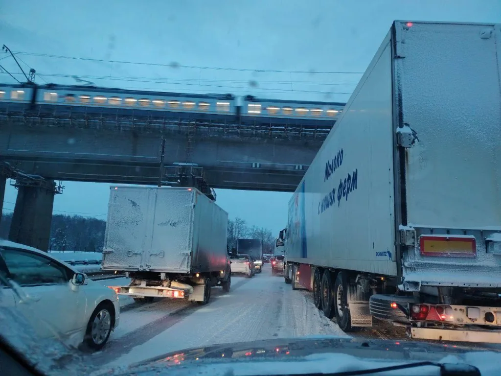 Пассажиры выходят из автобусов на Калужском шоссе и идут пешком по сугробам из-за сильного затора