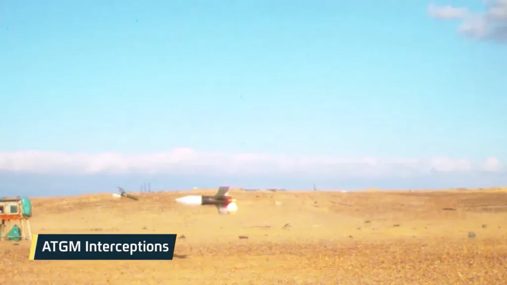 Процесс работы израильского КАЗ Iron Fist по FPV-дронам, барражирующим боеприпасам, гранатам РПГ, ракетам ПТРК и даже БОПС в ходе испытаний