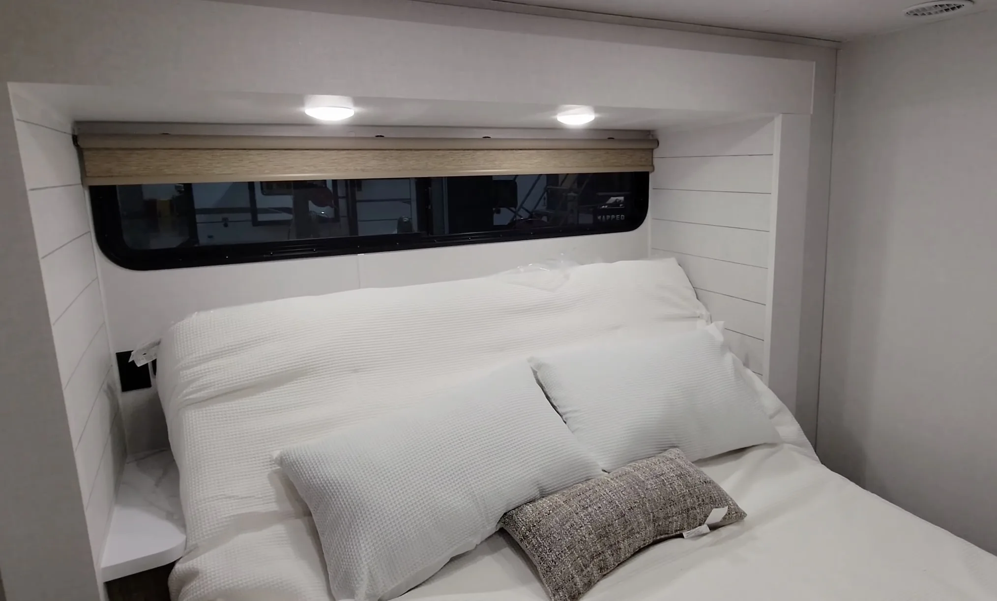 Дом на колесах с двумя спальнями и двумя санузлами удивил ценой и размерами