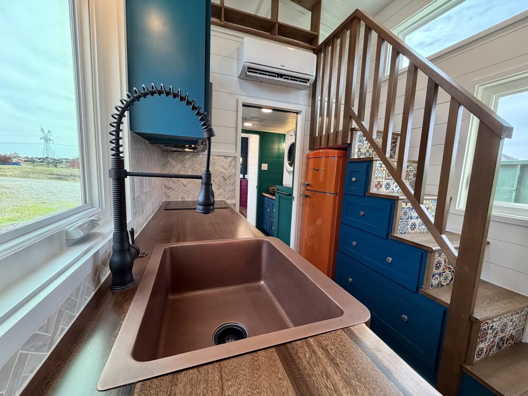 32-футовый дом на колесах удивляет функциональностью и оригинальным интерьером