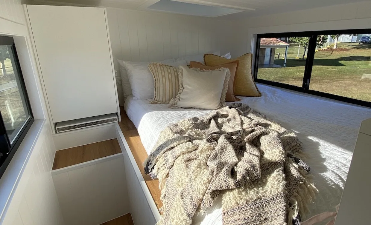 Австралийский дом на колесах удивил уютной и светлой лаунж-зоной на мезонине