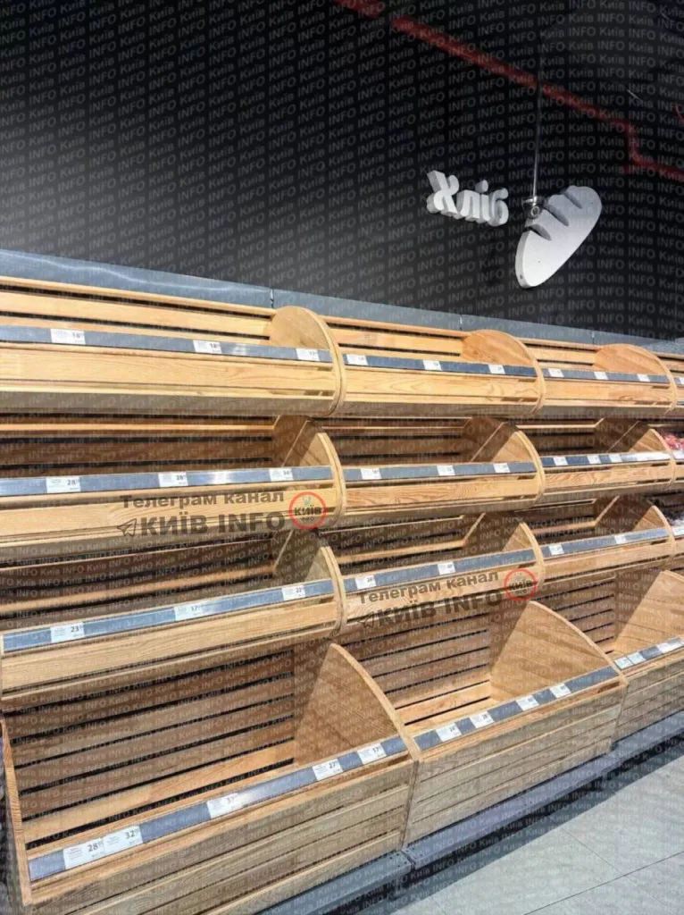 На фоне катастрофической ситуации украинцы массово скупают хлеб и воду