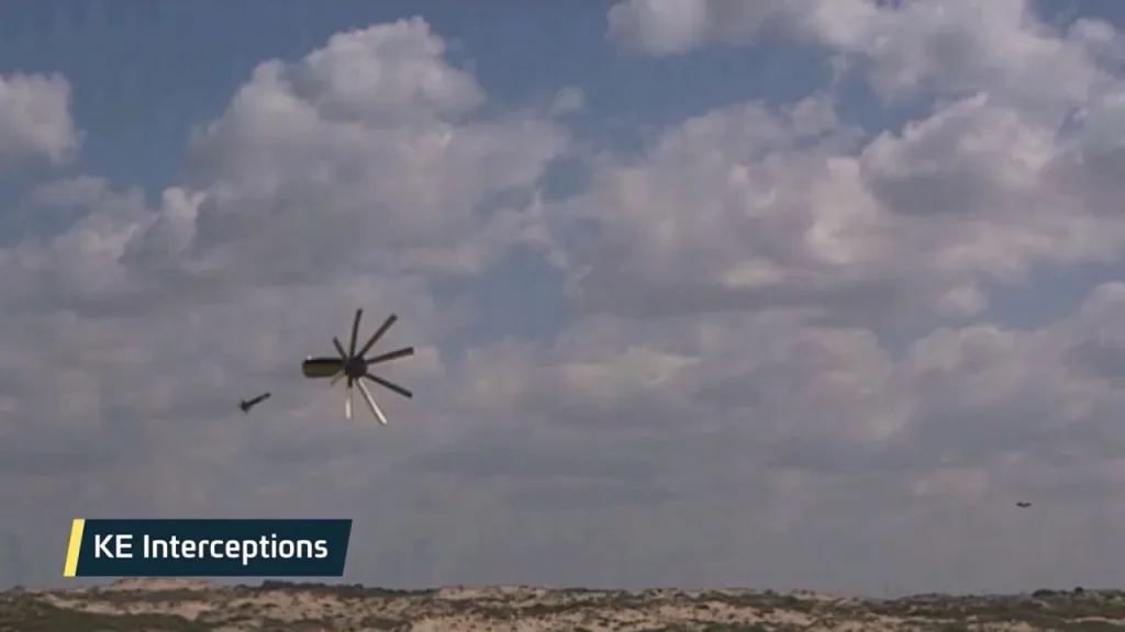 Процесс работы израильского КАЗ Iron Fist по FPV-дронам, барражирующим боеприпасам, гранатам РПГ, ракетам ПТРК и даже БОПС в ходе испытаний