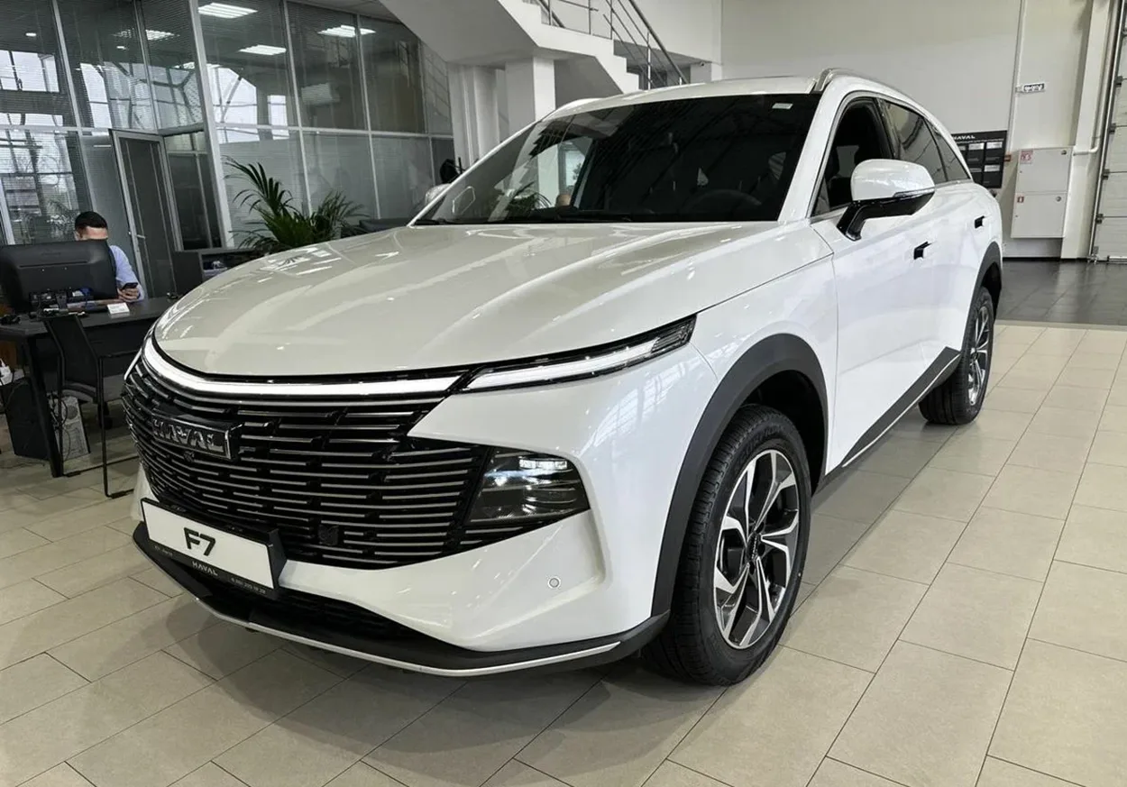 Сравнение расходов на обслуживание Lada Vesta и Haval F7 в 2026 году