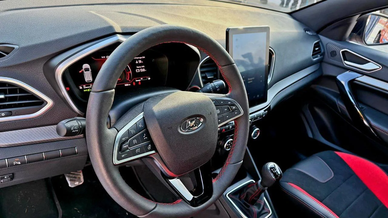 Lada Vesta Sport дебютировала на Гонке чемпионов с новым мотором и агрессивным стилем