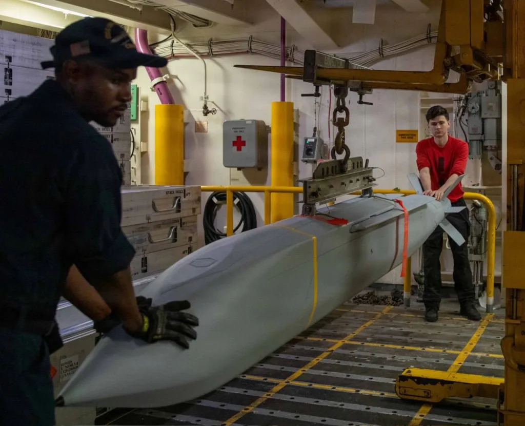 Обломки американской планирующей бомбы AGM-154C-1 JSOW, обнаруженные на территории Венесуэльского института научных исследований (IVIC) в районе города Сан-Антонио-де-Лос-Альтос в штате Миранда