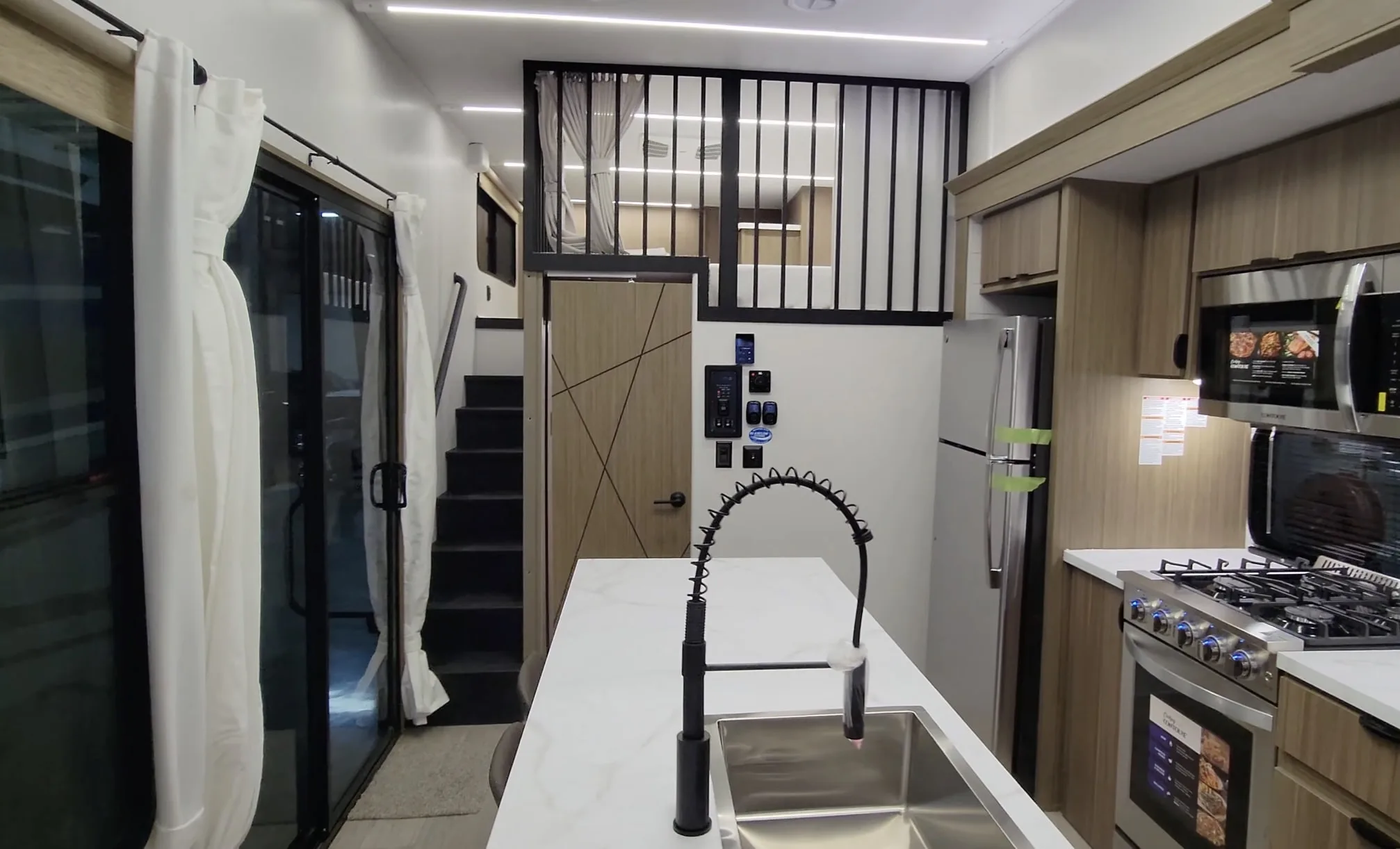 Дом на колесах с двумя спальнями и двумя санузлами удивил ценой и размерами