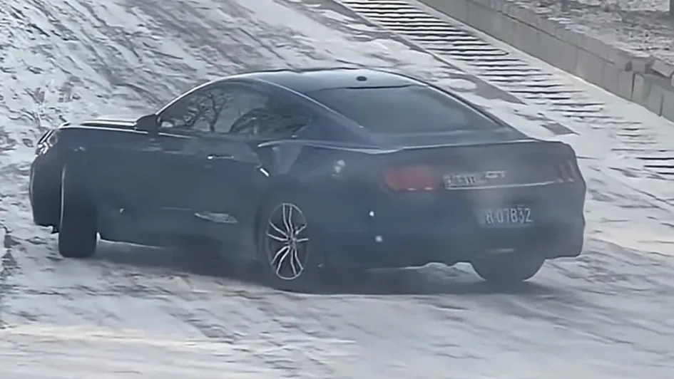 Ford Mustang на зимней дороге: испытание заднего привода в снегу