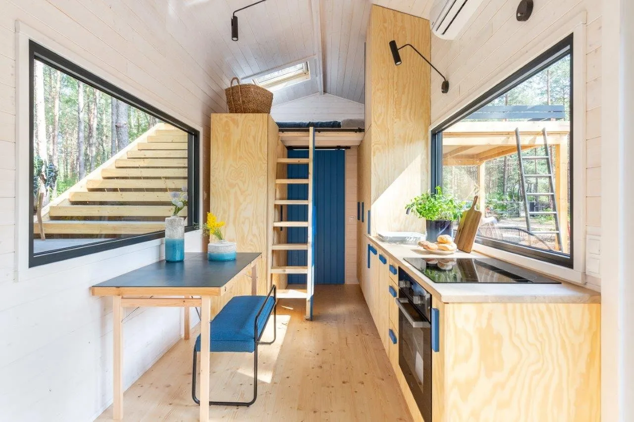 Мини-дом с террасой в стиле американского ранчо: европейский взгляд на комфорт