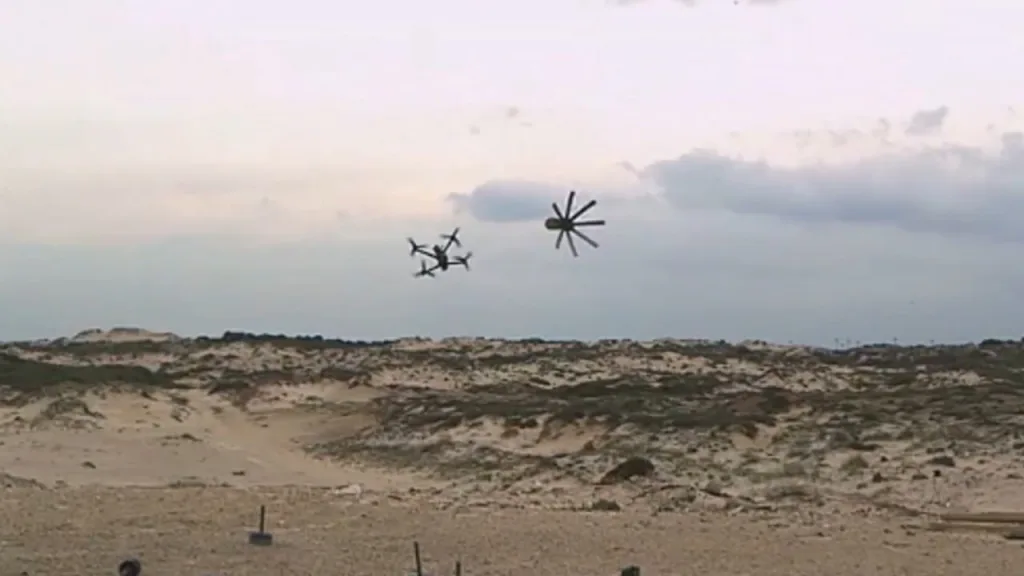 Процесс работы израильского КАЗ Iron Fist по FPV-дронам, барражирующим боеприпасам, гранатам РПГ, ракетам ПТРК и даже БОПС в ходе испытаний