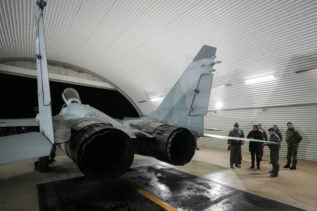 Истребители МиГ-29СМ (9-13СМ) 204-й авиационной бригады ВВС и ПВО Сербии на авиабазе «Полковник-пилот Миленко Павлович» в Батайнице