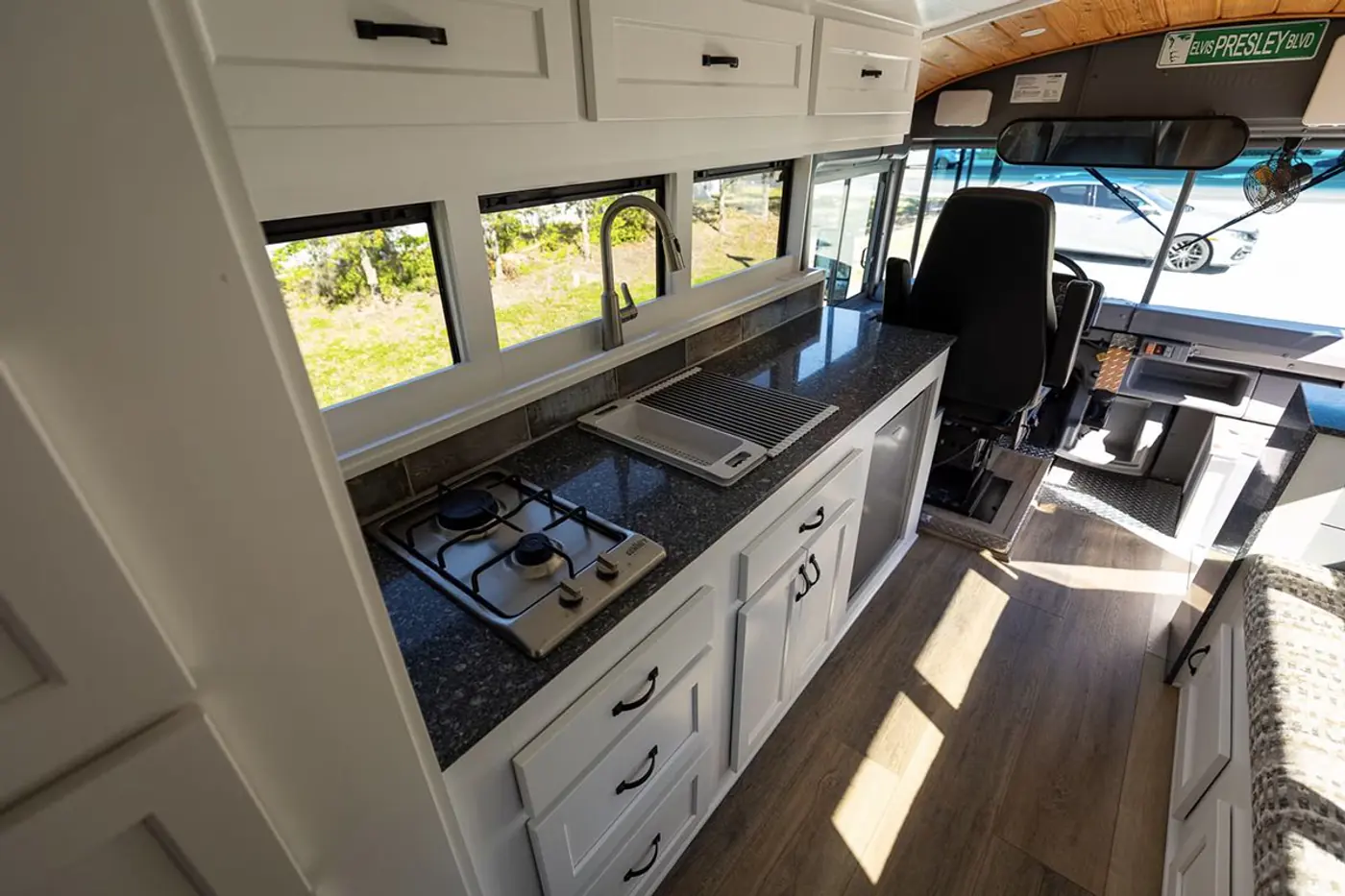 Американский школьный автобус превратили в полноценный дом на колесах