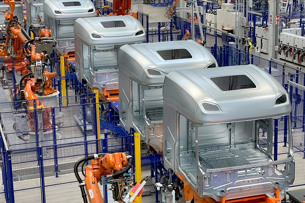 Продажи PACCAR в 2025 году резко снизились, но компания удержала прибыльность