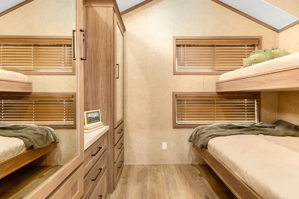 Дом на колесах без чердака: компактный Park Tiny с двумя спальнями для семьи