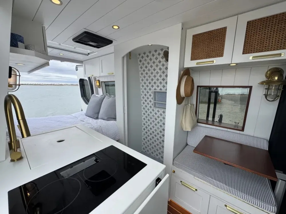 Этот кемпер-фургон превращен в уютный дом на колесах с атмосферой морского курорта