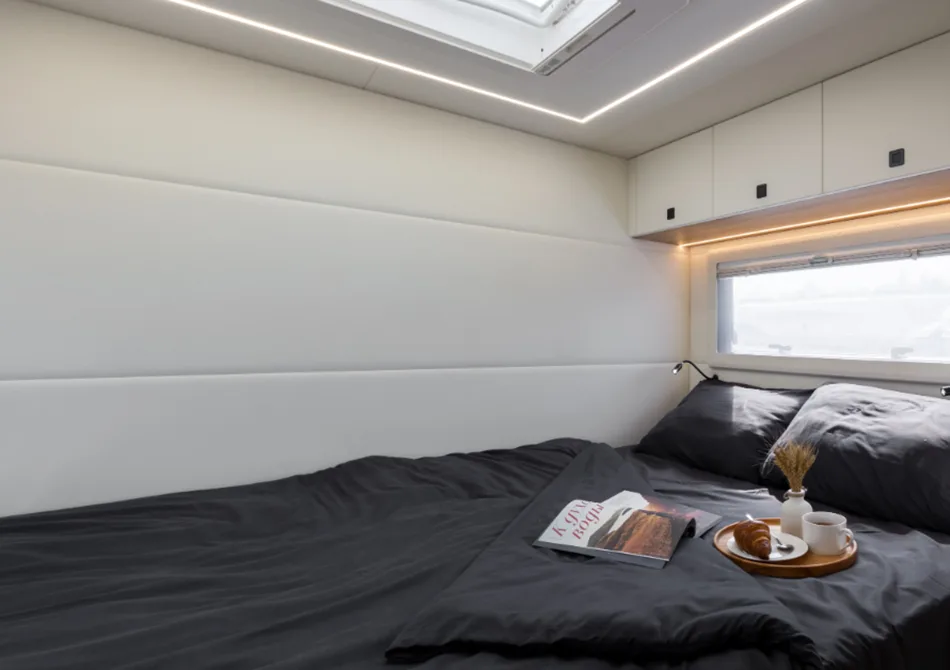 Внедорожный автодом Mercedes Arocs 6x6: дом на колесах для экстремальных путешествий