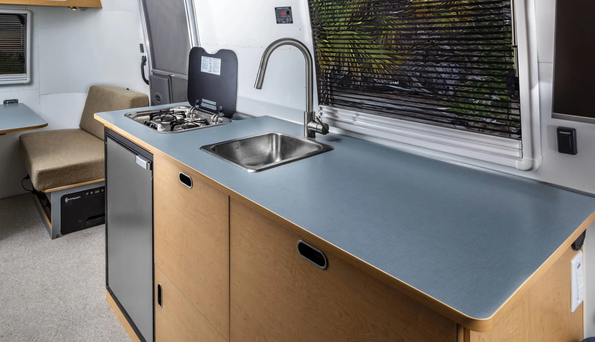 Airstream World Traveler 22RB: новый дом на колесах для современных путешественников