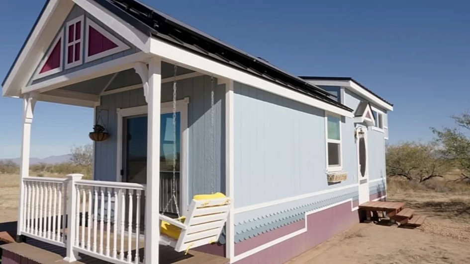 Мини-дом с винтажным интерьером и лестницей стал символом нового тренда в жилье