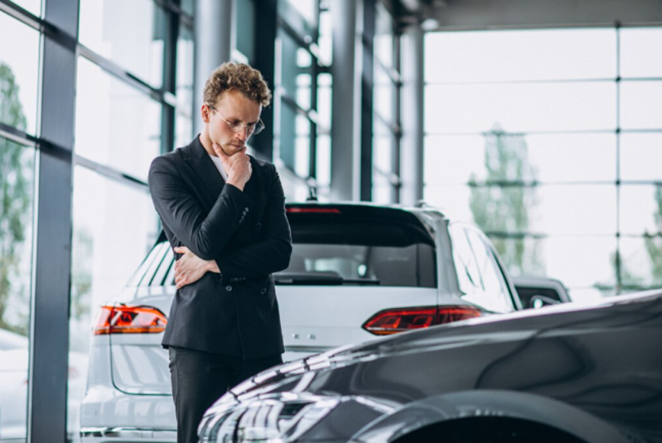 Почему автосалоны в России растут вопреки снижению спроса на новые машины