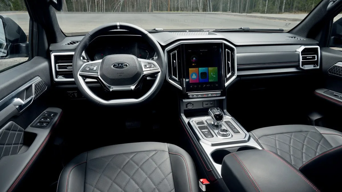 JAC T9 Urban с новой подвеской Multilink дебютировал в Москве и удивил ценой