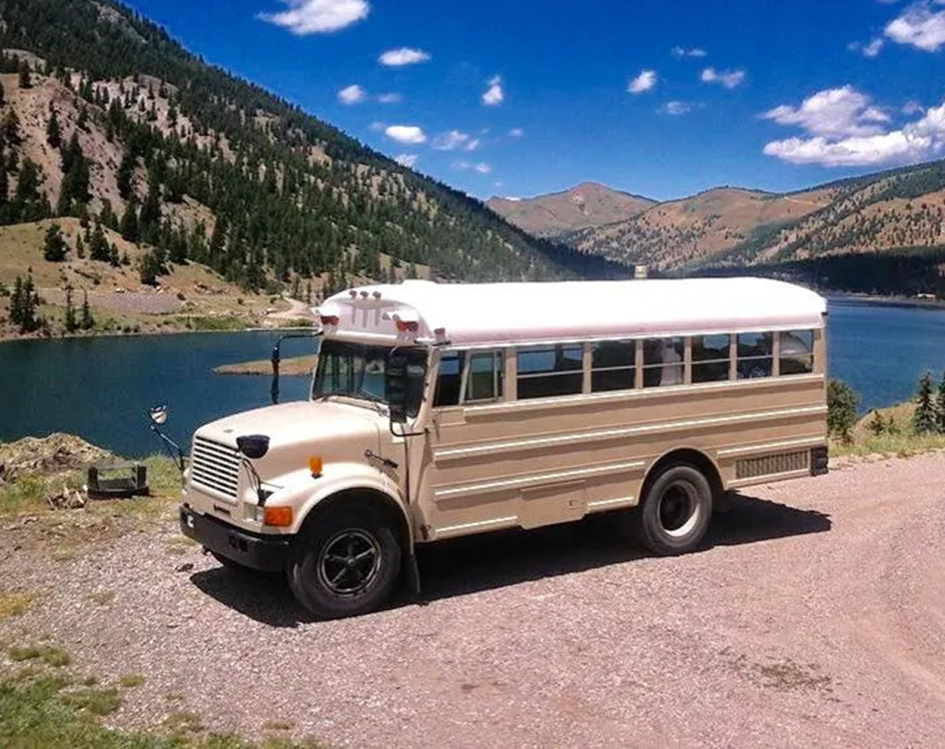 Американская пара превратила школьный автобус в дом на колесах за 5 месяцев и 1,5 млн рублей
