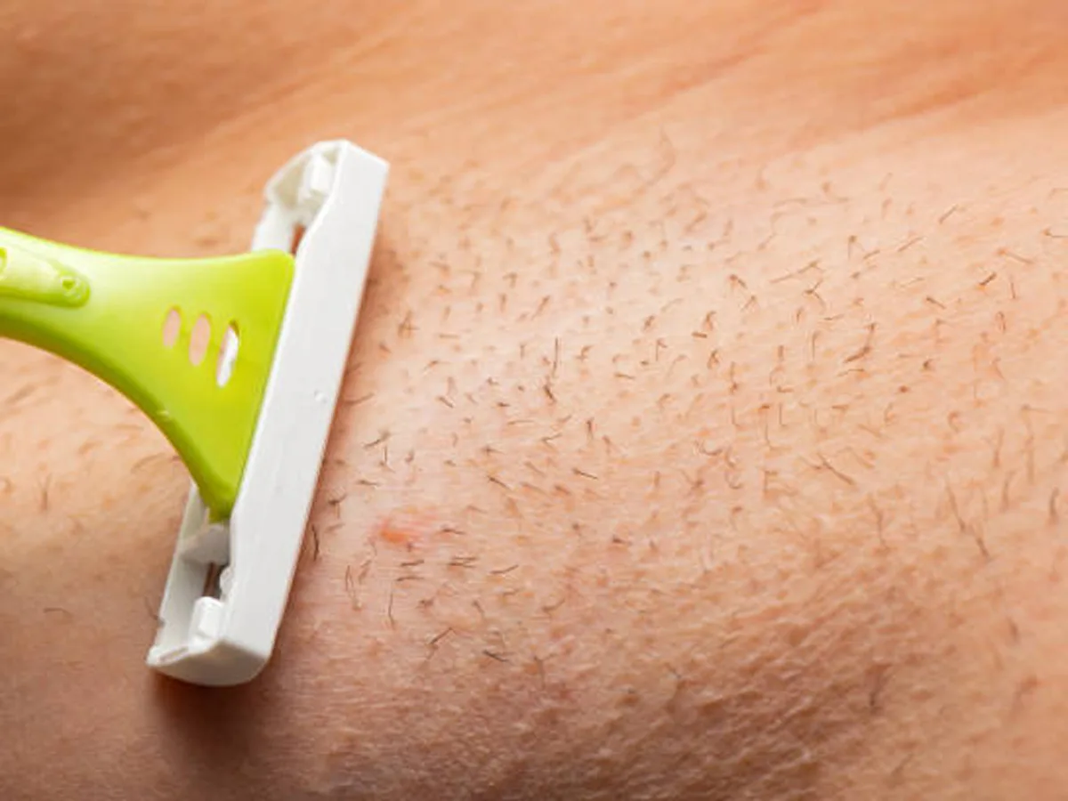 Неожиданная трагедия: мужчина умер после того, как побрил подмышки станком жены0