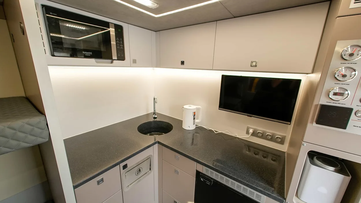 КамАЗ 43118: рабочий автодом нового поколения с лабораторией и умной техникой