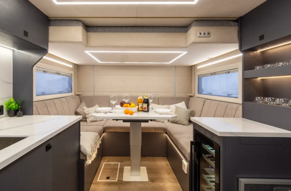 Экспедиционный автодом Mercedes Arocs: роскошь и автономность для семьи на бездорожье