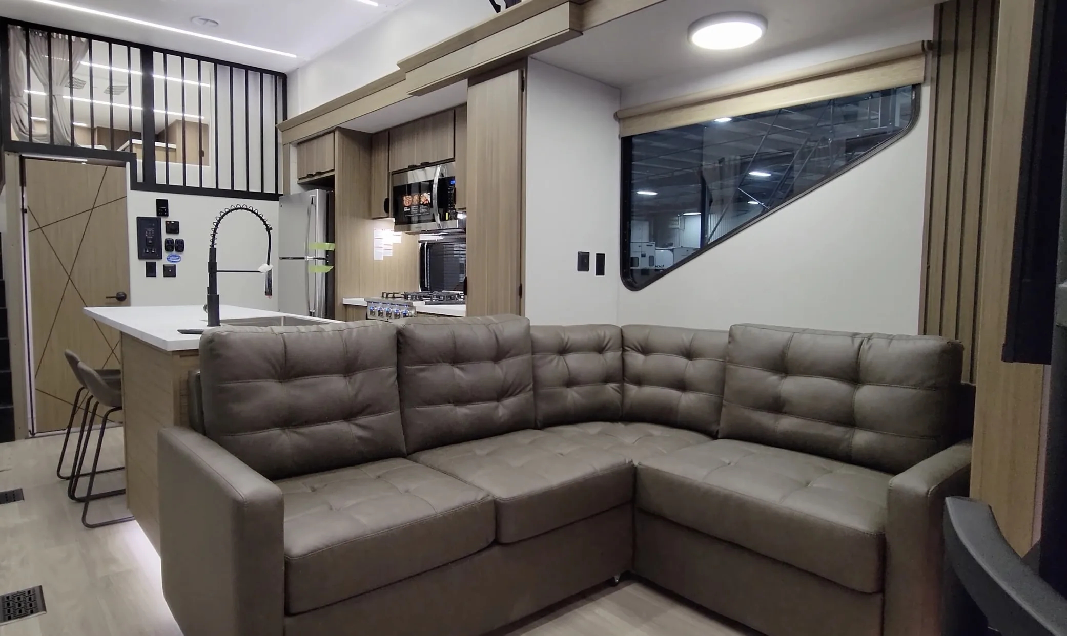 Дом на колесах с двумя спальнями и двумя санузлами удивил ценой и размерами