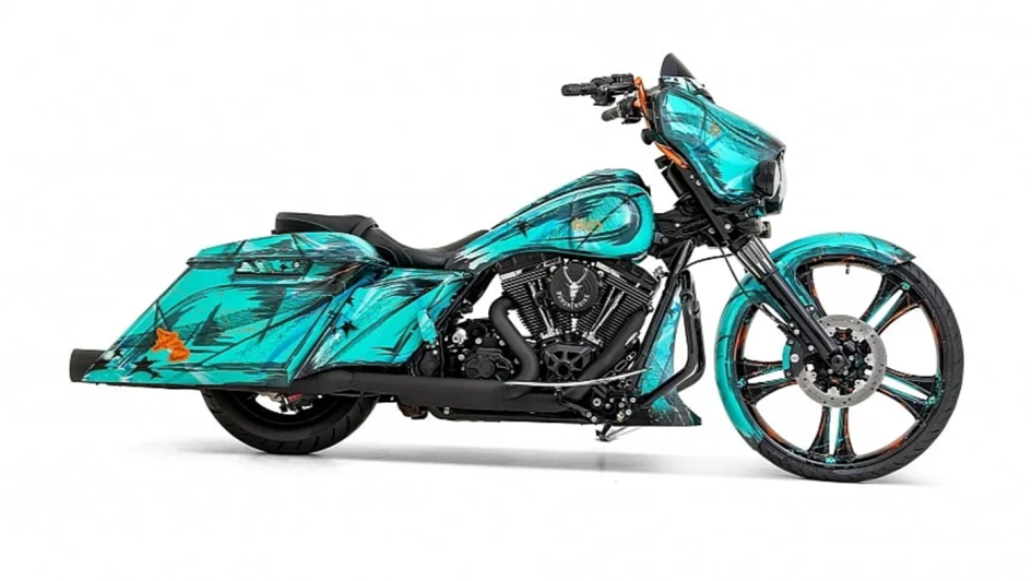 Harley-Davidson Street Glide в неожиданной расцветке: мотоцикл, который невозможно не заметить