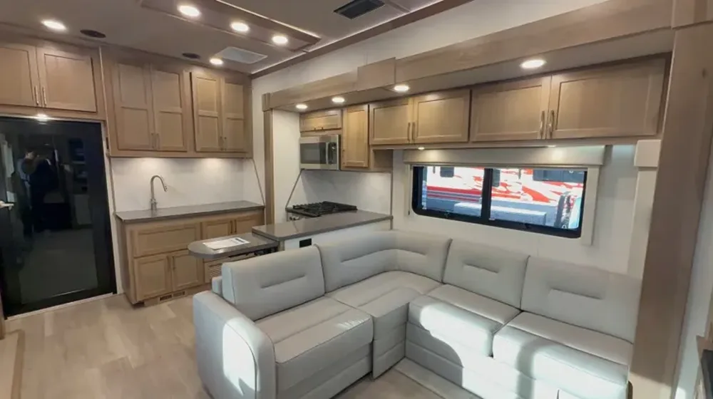 Luxe Regent 49RH 2027: роскошный дом на колесах с гаражом